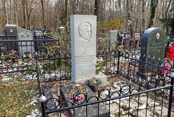 Прямоугольный памятник из белого мрамора с барельефом покойного