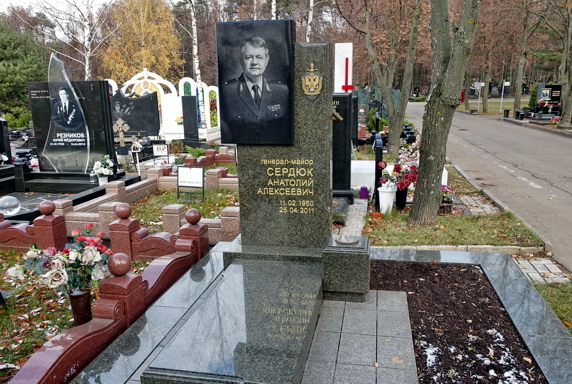 Вертикальный прямоугольный памятник с теневым портретом покойного на вставке